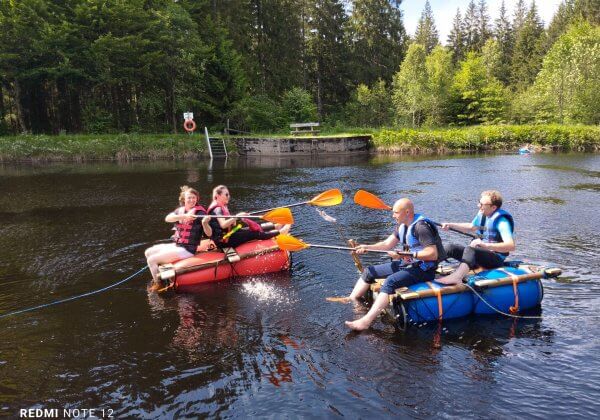 Erwachsene beim Floßbau am Fichtelsee